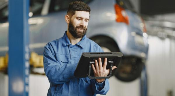 Mann mit Tablet in der Hand