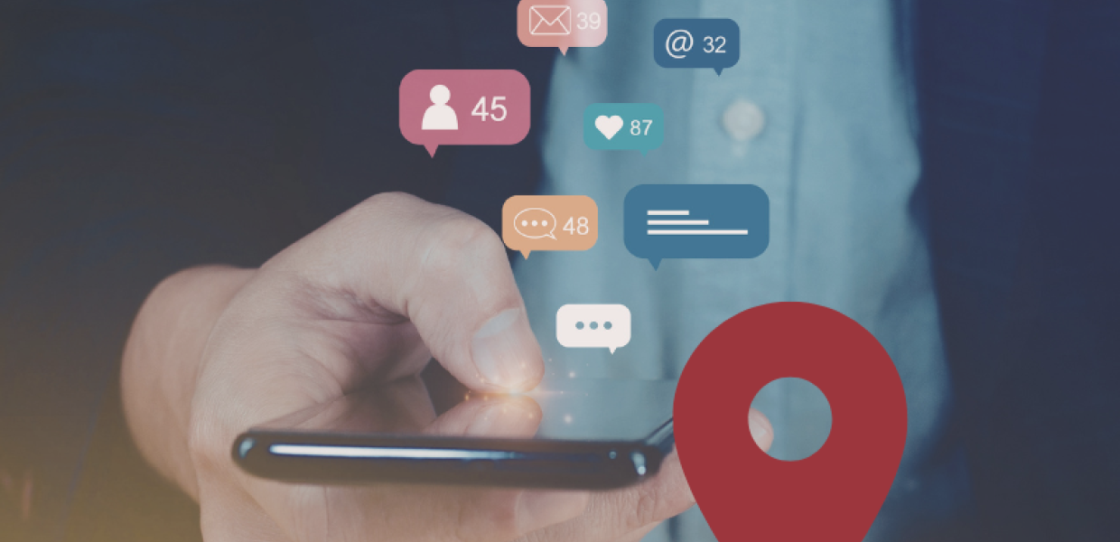 Handy in der Hand mit Social Media Anwendungen